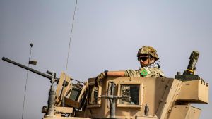 Det här fotot fick stor uppmärksamhet i sociala medier på söndagen. En retirerande amerikansk soldat har ett kurdiskt emblem på ärmen. Det är den kvinnliga kurdiska brigaden YPJ:s emblem. Det här fotot fick stor uppmärksamhet i sociala medier på söndagen. En retirerande amerikansk soldat har ett kurdiskt emblem på ärmen. Det är den kvinnliga kurdiska brigaden YPJ:s emblem.