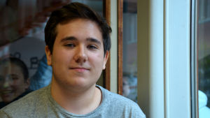 Elevkårens ordförande Filip Schauman. Profilbild på Filip Schauman i grå tröja.