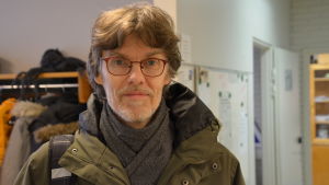 Rolf Danielsson har varit lärare i Strömborgska skolan i 35 år. Skäggig man med ytterrocken på.