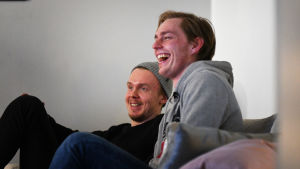 Victor Wiks soffa har varit en frizon för Jonathan Iilahti. Han dolde också sina funderingar från den nära vännen. Jonathan Iilahti och Victor Wik sitter i en soffa och skrattar.