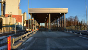 Såhär ser den nya mätstationen ut. Den nya mätstationen för virkestransporter vid UPM i Jakobstad.