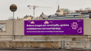 Bränna tungan på hett kaffe kanske är värre än att stå ut med Slussenbygget? Slussenbygget och en skylt där det står "Bränna tungan på varmt kaffe, spräcka mobilskärmen och bad hairdays. Bara för att nämna några saker som är jobbigare än Slussenbygget."