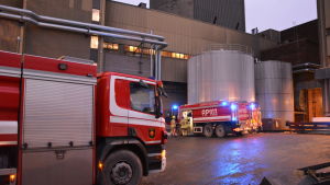 Brandbilar framför krafverket på Vasklot i Vasa.