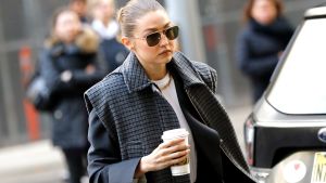 Hadid anlände med en kaffe i handen till rätten på torsdagen. Supermodellen Gigi Hadid anländer till domstolshuset med en kaffekopp i handen och solglasögon på sig.