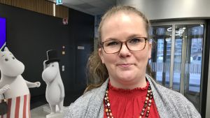 Det är ett ljuvligt jobb, men inte en bra plats att jobba på just nu, säger Marika Sorja med fem års erfarenhet från svenskspråkiga daghem i Helsingfors. portträttbild på kvinna