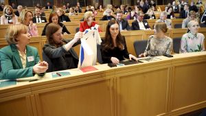 Regeringen fick en uppmuntrande hälsning från fotbollslandslagets kapten Tim Sparv Regeringen Marin samlas till klimatmöte