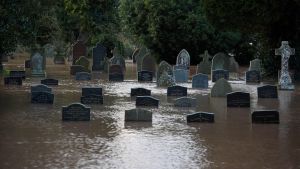 En begravningsplats i Tenbury Wells som svämmat över av flodvatten från River Teme. En begravningsplats i Tenbury Wells som svämmat över av flodvatten från River Teme.