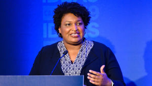Stacey Abrams förlorade knappt i delstaten Georgias guvernörsval år 2018. Stacey Abrams står bakom ett podium och talar i en mikrofon.