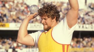 Reijo Ståhlberg stöter totalt åtta finländska rekord under karriären. Reijo Ståhlberg stöter kula, 1981.