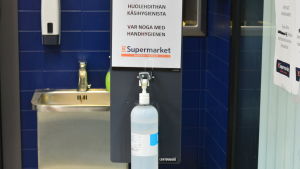 I de flesta matbutiker kan man både tvätta och desinficera händerna innan man går på uppköp. Handhygien är en av de viktigaste åtgärderna för att hindra att coronasmitta sprids. Handsprit