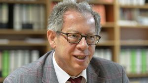 Roland Sturm är professor vid univeristetet i Erlangen. Han har skrivit en bok om den tyska federalismen. Professor Roland Sturm vid universitet i Erlangen i Tyskland