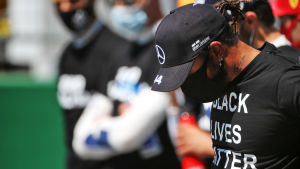 Lewis Hamilton i Black Lives Matter-tröja. Lewis Hamilton i Black Lives Matter-tröja inför Österrikes GP.