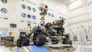 Perseverance testkördes i Nasas renrum i Kalifornien i december 2019. Sedan början av juli 2020 är rovern inpackad i sin raket, redo att skjutas ut i rymden. Perseverance testkörs i Nasas renrum i december 2019.