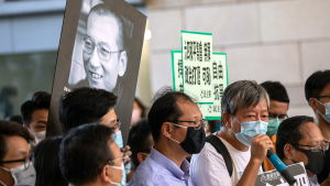 Den 71 årige Jimmy Lai (med mikrofon) har stått i främsta ledet för protesterna och han har åtalats och gripits flera gånger. Den 71 årige Jimmy Lai (med mikrofon) har stått i främsta ledet för protesterna och han har åtalats och gripits flera gånger.