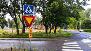 Trafikmärket i fråga pekade åt helt fel håll. Trafikmärket är svängt så att varningstriangeln är åt fel håll