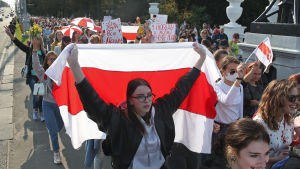 Demonstrationen samlade tusentals människor. Kvinnor i långa rader demonstrerar i Minsk.