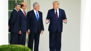 USA:s president Donald Trump (till höger) står och pratar med Israels premiärminister Benjamin Netanyahu, Bahrains utrikesminister Abdulatif al-Zayani och Förenade Arabemiratens utrikesminister Abdullah bin Zayed. USA:s president (till höger) står och pratar med Israels premiärminister Benjamin Netanyahu, Bahrains utrikesminister Abdulatif al-Zayani och Förenade Arabemiratens utrikesminister.