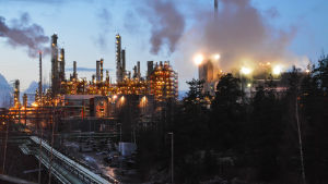 Klimatets väl och ve är föremål för mycket debatt, även från mera konspiratoriskt håll. Vy över industrianläggningar i Sköldvik
