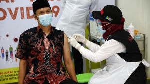 En ung man vaccineras i Bogor, Indonesien 14.1.2021