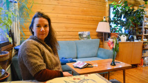 Tanja Korvenmaa drömmer om man och barn, helst på landsbygden, varför inte i Lappträsk. En kvinna vid sitt matbord.
