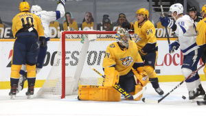 Juuse Saros statistik i år: 88,1 i räddningsprocent och 3,68 insläppta mål per match. Tampa Bays Steve Stamkos gör mål på Nashvilles Juuse Saros.