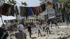 Demonstranter hänger upp saronger över en gata i Rangoon, för att avskräcka säkerhetsstyrkorna. I Myanmar anses det medföra otur för män om de passerar under kvinnokläder som hänger på tork. Demonstranter hänger upp saronger över en gata i Rangoon, för att avskräcka säkerhetsstyrkorna. I Myanmar anses det medföra otur för män om de passerar under kvinnokläder som hänger på tork.