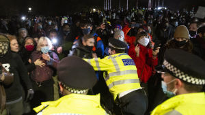 Enligt demonstranterna tog polisen till onödigt våld under demonstrationen. En polis ser ut att knuffa undan en demonstrant.