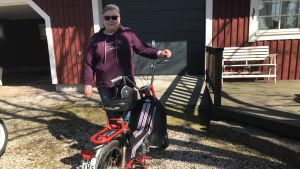 Mona Söderblom förevisar sin moped från 1979. Mona Söderblom står vid sin moped
