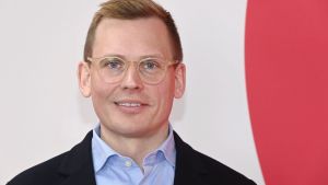 Kommunalvalet borde handla mera om skolor och bibliotek än om stimulanspaket, anser SDP:s partisekreterare Antton Rönnholm. SDP:s kampanjstart sköttes över Facebook och Youtube. Programvärd var partisekreteraren Antton Rönnholm.