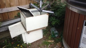 Metall och elektonik finns staplade i ett hörn Metall och elektonik dumpade vid ekopunkten i Gumbostrand i Sibbo