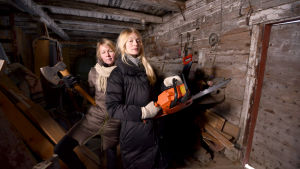 Maija och Lina är redo att fajtas! Lina Puronen och Maija Waris i tv-serien Finnomani