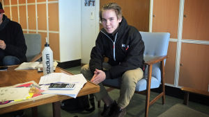 Max Österberg studerar inför ett matematikprov. Österberg valde kort matematik då han började Lärkan eftersom den långa lärokursen tar för mycekt tid och går ut över andra ämnen. Max Österberg går första året vid Lärkan. han läser på ett matematikprov som han msåte skriva om pga underkänd.