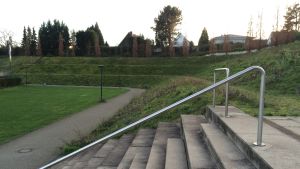Idag går det betydligt lugnare till vid Bökelberg. Borussias fruktade stadion revs och är numera ett bostadsområde. Delar av huvudläktaren omvandlades till en liten park. Det forna Bökelbergstadion i Mönchengladbach. I dag ett bostadsområde.