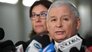 "Familj betyder en kvinna och en man i ett fast förhållande - och deras barn", Jarosław Kaczyński, partiledare, Lag och rättvisa. Jaroslaw Kaczynski, ledaren för regeringspartiet Lag och rättvisa talar med reportrar i sejmen 12.1.2017