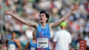 Jakob Ingebrigtsen. Jakob Ingebrigtsen sträcker händerna i luften
