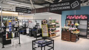 Självutcheckningskassorna är ofta stängda under vardagseftermiddagar. Självutcheckningskassorna vid K-supermarketbutiken i Östermalm i Borgå