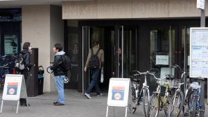 Vid universitetet Erlangen studerar för tillfället 4 600 utländska studeranden. De allra flesta av dem kommer från länder utanför EU. Människor utanför ingången till universitetet Erlangen i Tyskland. Vid universitetet Erlangen studerar för tillfället 4 600 utländska studeranden. De allra flesta av dem kommer från länder utanför EU.