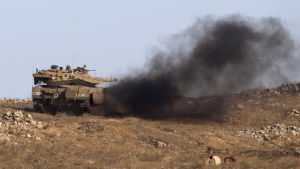 En israelisk stridsvagn patrullerar vid Golan vid gränsen mellan Israel och Syrien. Spänningarna mellan Israel och Iran har ökat och misstankar om angrepp mot israel från syrisk mark har lätt till flera misstänkta israeliska bombningar i Syrien. En israelisk Merkava pansarvagn deltar i en militärövning nära den syriska gränsen där man övar inför en attack från Syrien