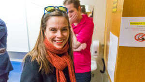 Katrín Jakobsdottir, partiledare för Vänsterpartiet - de gröna, vid en vallokal i Reykjavik. Hennes parti blir näst störst i det isländska parlamentet. Katrin Jakobsdottir vid en vallokal där hon ska rösta i valet 2017.