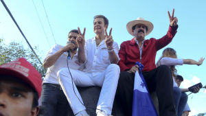 Oppositionens kandidat Salvador Nasralla (tv. vänster) och landets före detta president Manuel Zelaya vid en demonstration i Tegucigalpa. Oppositionens presidentkandidat i Honduras sitter på ett bilflak med före detta presidenten Manuel Zelaya under en demonstration i huvudstaden Tegucigalpa.