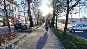 Borde det finnas kojor med glögg längs åstranden under julmarknaden? Östra åstranden i Borgå