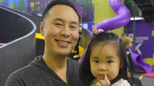 Alexander Li säger att det i Hongkong länge har funnits ett behov av en anläggning där familjer kan motionera och spela tillsammans i en inspirerande miljö. Pappa med dotter i famnen i Superparks anläggning