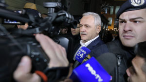 De rumänska socialdemokraternas partiordförande Liviu Dragnea misstänks för skattesmitning, förskingring av offentliga medel och hans tillgångar har frysts under den pågående rättegången. De rumänska socialdemokraternas partiordförande Liviu Dragnea misstänks för skattesmitning, förskingring av offentliga medel och hans tillgångar har frysts under den pågående rättegången.