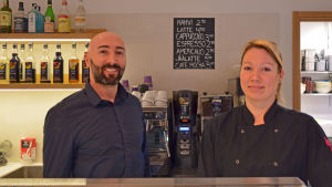 Nico Chavo och Kaija Heiliö jobbar på kafé i Iso Omena. Nico Chavo och Kaija Heiliö poserar bakom disken i kaféet de jobbar i.