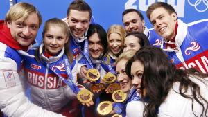 De historiska första OS-guldmedaljörerna i konståkningens lagtävling i Sotji 2014. Rysslands konståkare visar upp sina medaljer i Sotji 2014.