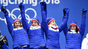 De norska damerna tog OS-guld i stafett efter Marit Björgens avgörande. Norska stafettlaget firar guld.