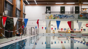 Lugnet före stormen. Strax före klockan sex på morgonen var det ännu tomt i bassängen. Grankulla simhall.