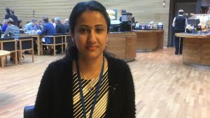 Veronica Kalhori är koordinator för SDP:s riksdagsgrupp och hon konstaterar att det är jobbigt för den som är sjuk om vårdpersonalen inte förstår dens modersmål. Veronica Kalhori i riksdagen