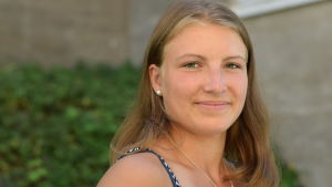 Anna Dahlström fick vitsordet C i lång matematik och det är hon nöjd med. Hon ska skriva biologi och kemi på nytt eftersom hon vet att hon kan prestera bättre än vad hon lyckades med i studentskrivningarna. Anna Dahlström från Ekenäs.