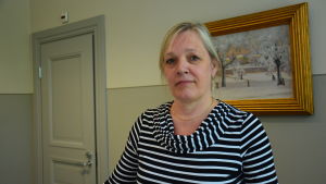 Rektor för Katedralskolan i Åbo, Marianne Pärnänen förklarar att en del väljer att ta studenten på 3,5 år. Då skulle en person som tvingats annullera vårskrivningarna bli student samtidigt med dem. Marianne Pärnänen.